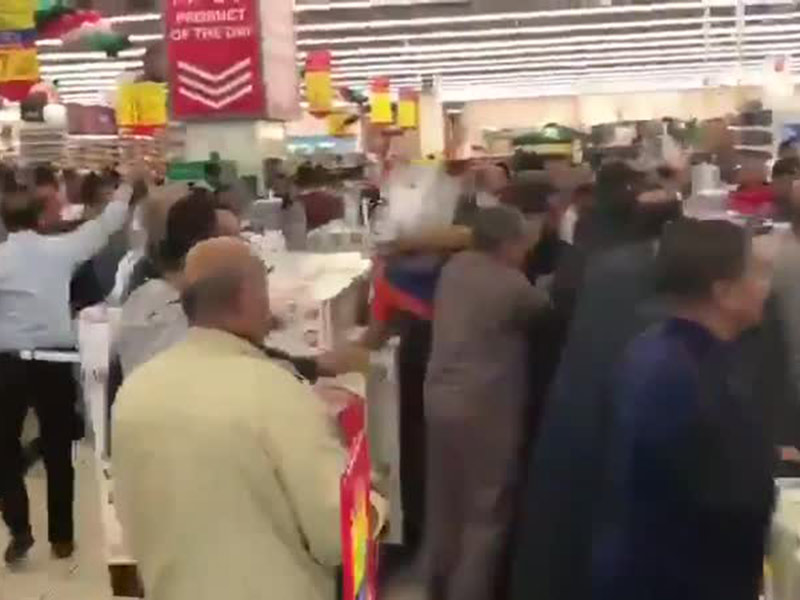 اضغط لمشاهدة الفيديو: لحظة هجوم العشرات على متجر في الكويت